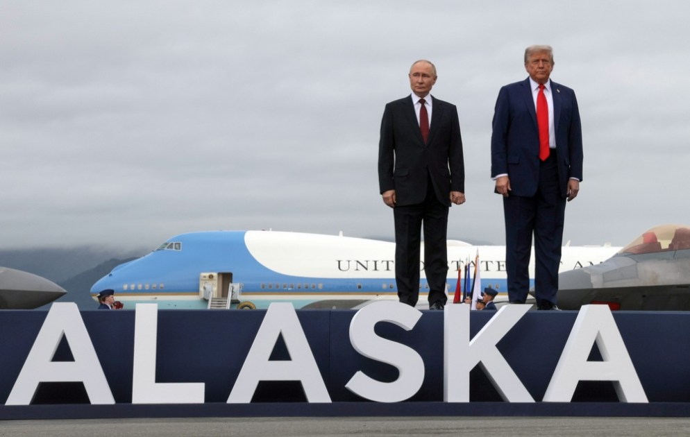 O presidente dos EUA, Donald Trump (D), e o presidente russo, Vladimir Putin, posam na pista após chegarem para uma reunião na Base Conjunta Elmendorf-Richardson, em Anchorage, EUA. EFE/EPA/GAVRIIL GRIGOROV/SPUTNIK/KREMLIN POOL
