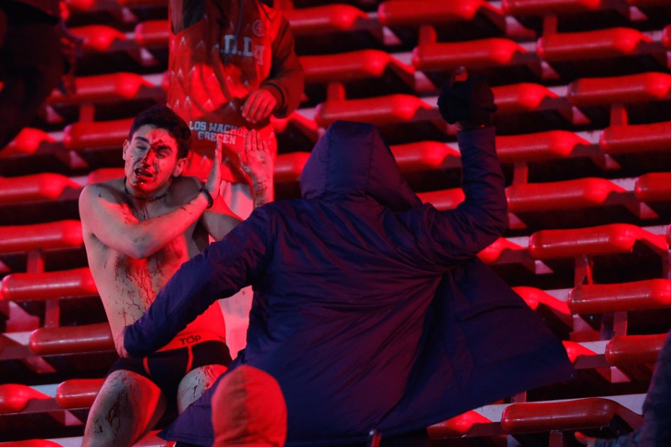 Hinchas se enfrentaram nestes momentos, em um partido dos oitavos de final da Copa Sul-Americana entre Independiente e Universidade do Chile no estádio Libertadores da América em Avellaneda (Argentina). EFE/ Juan Ignácio Roncoroni