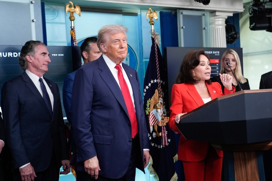 O presidente dos EUA, Donald Trump (C-L), ouve os comentários da procuradora-geral dos Estados Unidos para o Distrito de Columbia, Jeanine Pirro (C-R), durante uma coletiva de imprensa na Sala de Imprensa James S. Brady da Casa Branca, em Washington, DC, EUA, em 11 de agosto de 2025. O presidente Trump deve anunciar o envio da Guarda Nacional para Washington, DC, como parte de uma estratégia de redução da criminalidade. (Estados Unidos) EFE/EPA/YURI GRIPAS / POOL