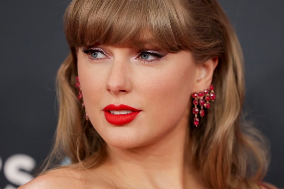 A cantora e compositora norte-americana Taylor Swift no tapete vermelho da 67ª cerimônia anual do Grammy