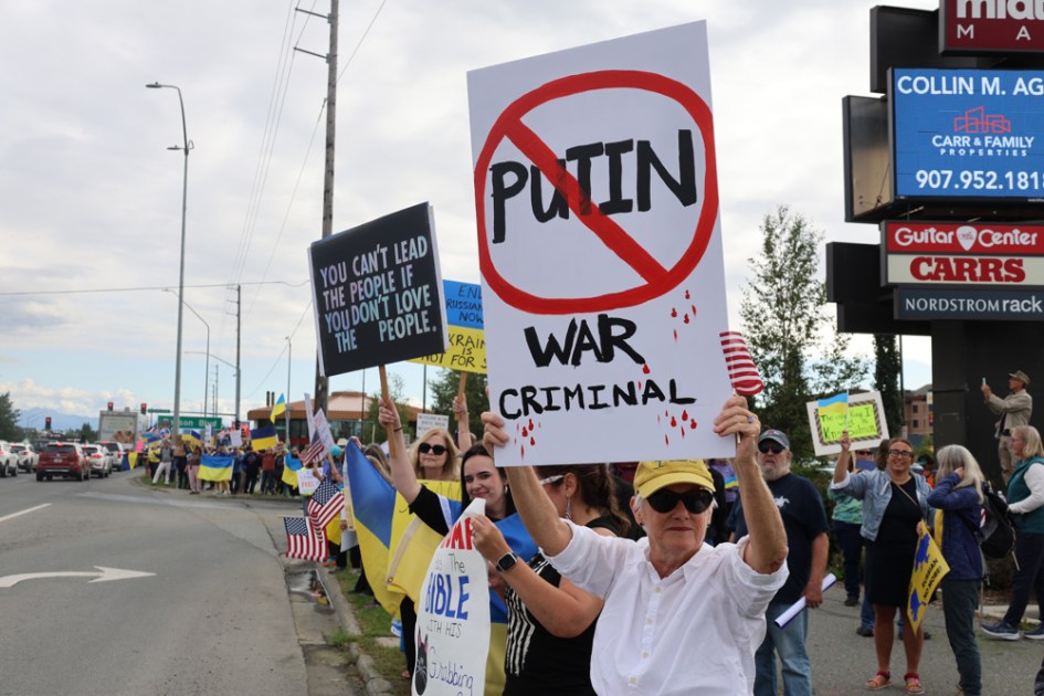 Uma mulher segura um cartaz durante uma manifestação nesta quinta-feira, contra a reunião prevista entre o presidente dos Estados Unidos, Donald Trump, e seu homólogo russo, Vladimir Putin, em Anchorage, Alasca
