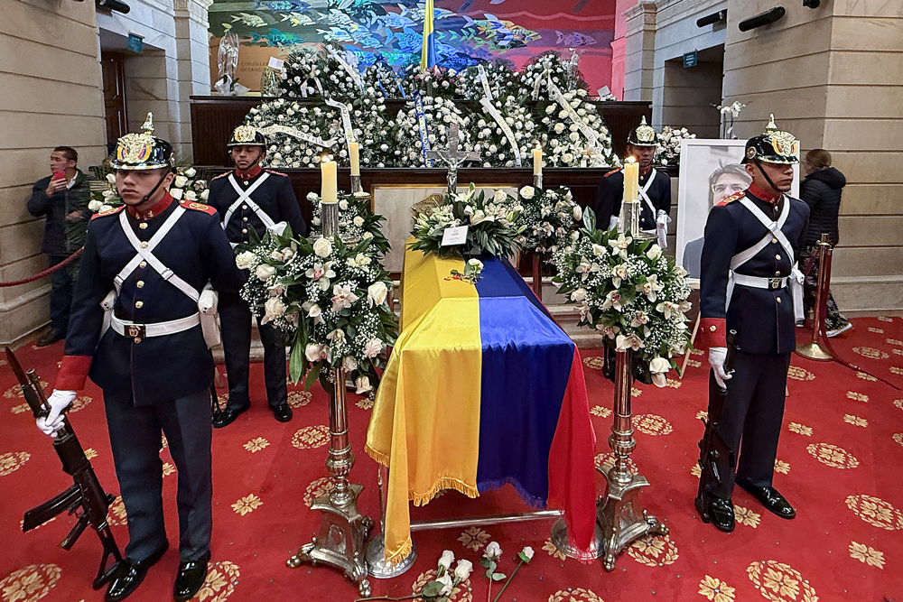 Milhares se despedem de Miguel Uribe, presidenciável assassinado na Colômbia