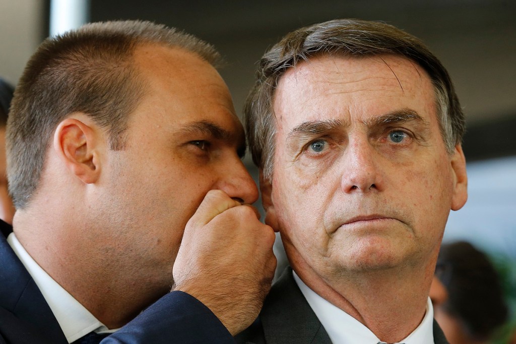 Relatório da PF aponta que intenção de Eduardo Bolsonaro não era anistia para todos, mas salvar o pai