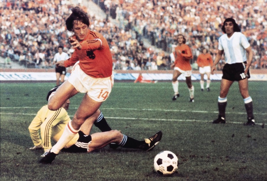 O meio-campista holandês Johan Cruyff dribla o goleiro argentino Daniel Carnevali a caminho de marcar um gol durante a partida das quartas de final da Copa do Mundo entre Holanda e Argentina