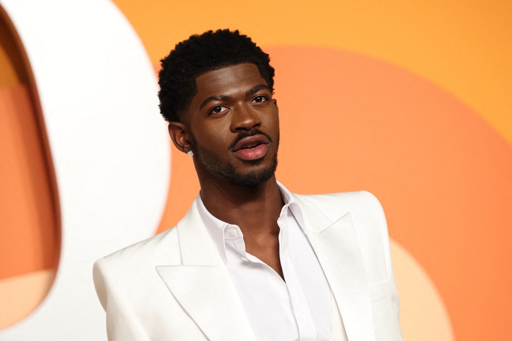 Lil Nas X permanecerá preso até segunda após andar seminu em Los Angeles