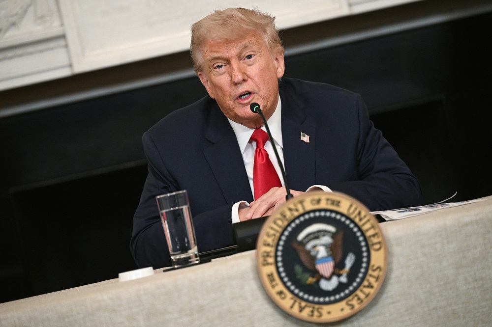 Donald Trump está aberto à possibilidade de conversar com Putin e Zelensky, afirma Casa Branca