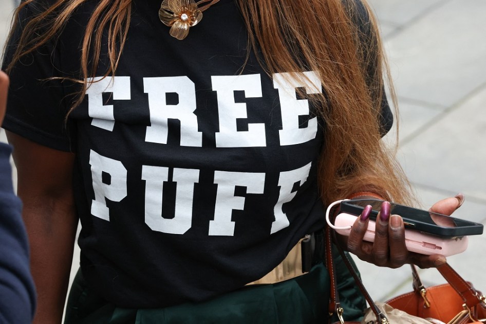 Uma mulher veste uma camiseta com os dizeres “Free Puff” em apoio a Sean “Diddy” Combs, em frente ao tribunal federal em Manhattan