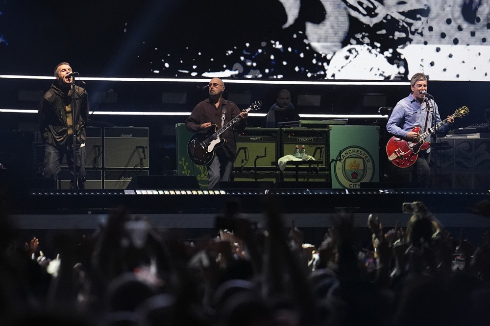 Homem morre após sofrer queda em show do Oasis no estádio Wembley