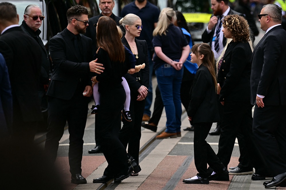 Kelly Osbourne agradece apoio dos fãs após morte de Ozzy: ‘Não ficarei bem por um tempo’