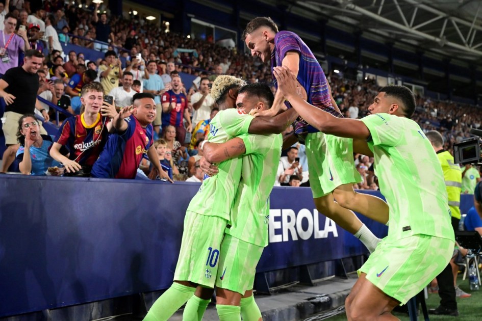 Jogadores do Barcelona comemoram com torcedores após gol contra do zagueiro espanhol do Levante, Unai Elgezabal