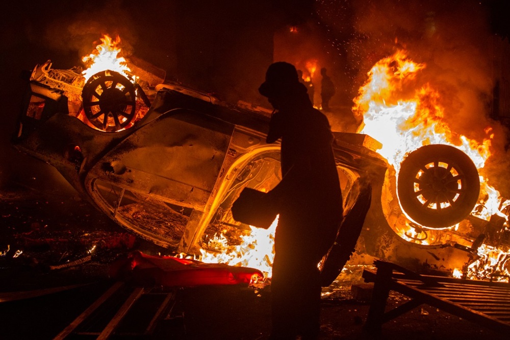 Incêndio em prefeitura na Indonésia deixa três mortos durante protestos