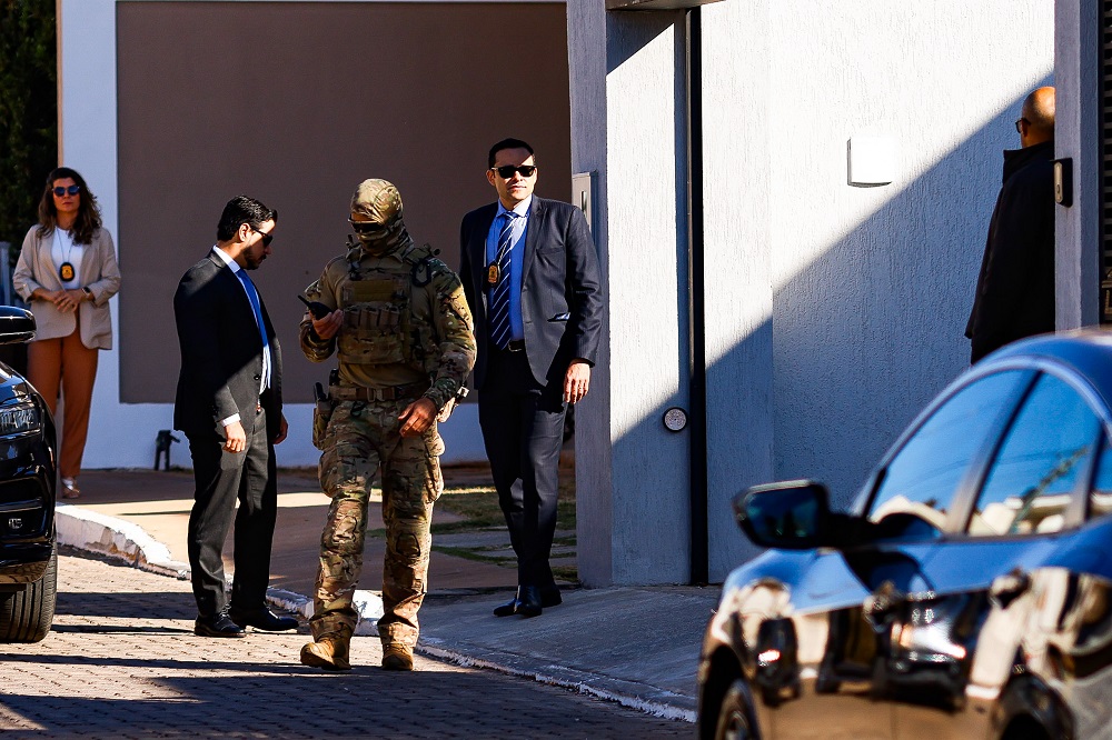 PGR rejeita permanência de policiais na casa de Bolsonaro, mas admite risco de fuga