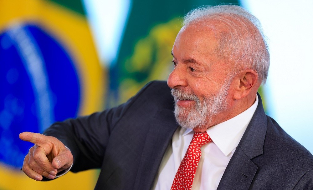 Lula diz que enviará PEC ao Congresso por transporte público gratuito aos fins de semana