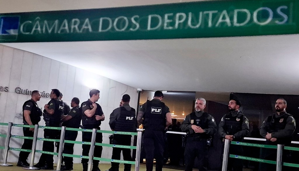 Motta retoma cadeira na Câmara com foco na luta pró-Brasil: ‘País deve estar em primeiro lugar e não projetos pessoais’