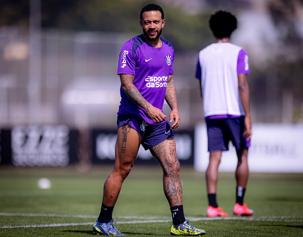 Memphis Depay e Félix Torres se desentendem em treino do Corinthians antes do dérbi