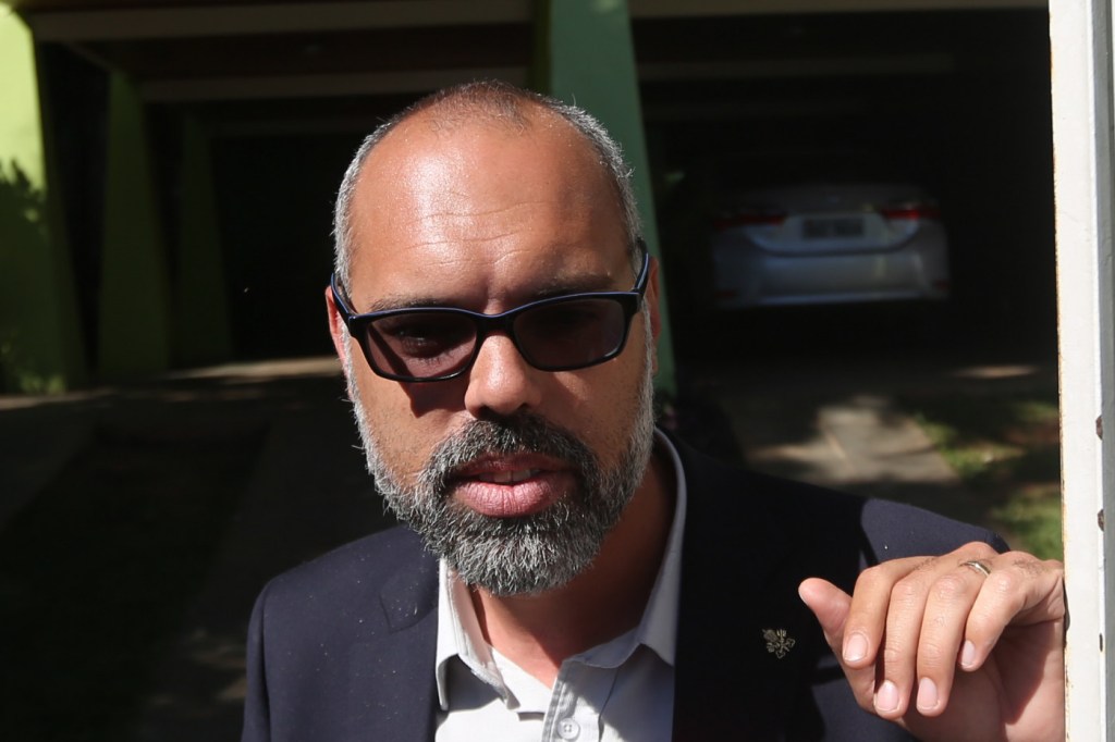 PF indicia Allan dos Santos por difamação, injúria, desobediência e incitação ao crime