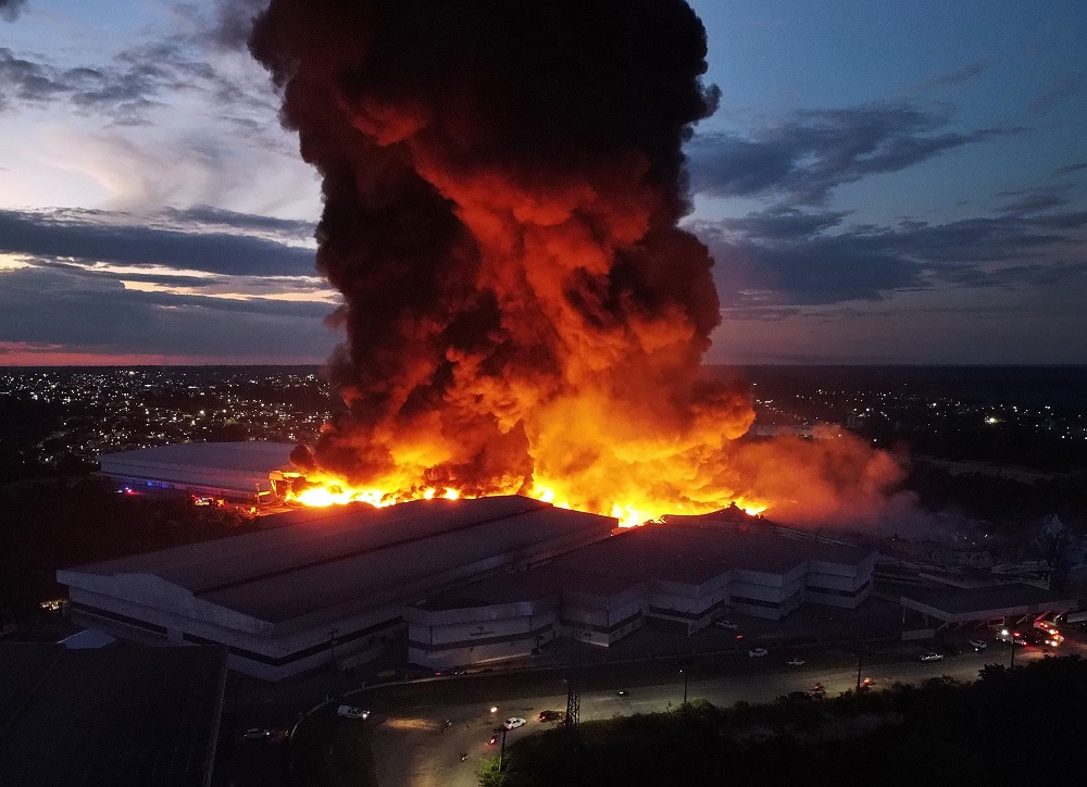 Incêndio de grandes proporções atinge polo industrial de Manaus