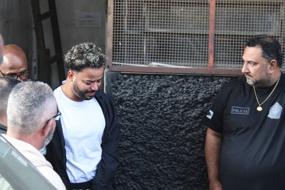 O influenciador Hytalo Santos (de branco) e seu marido Israel Nata Vicente (fora da foto), conhecido como MC Euro, são transferidos do Distrito Policial de Carapicuíba, na Grande São Paulo, para o Centro de Detenção Provisória de Pinheiros