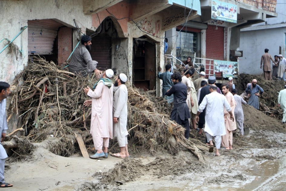 Pessoas inspecionam uma área danificada após enchentes repentinas em Buner, província de Khyber Pakhtunkhwa, Paquistão, em 17 de agosto de 2025. Fortes chuvas e aguaceiros seguidos de enchentes repentinas no norte do Paquistão mataram pelo menos 300 pessoas, enquanto pelo menos 150 ainda estão desaparecidas, enquanto as autoridades ainda lutam para fornecer suprimentos de emergência às regiões afetadas, de acordo com a Autoridade Nacional de Gestão de Desastres (NDMA). (Inundações) EFE/EPA/NAVEED ALI