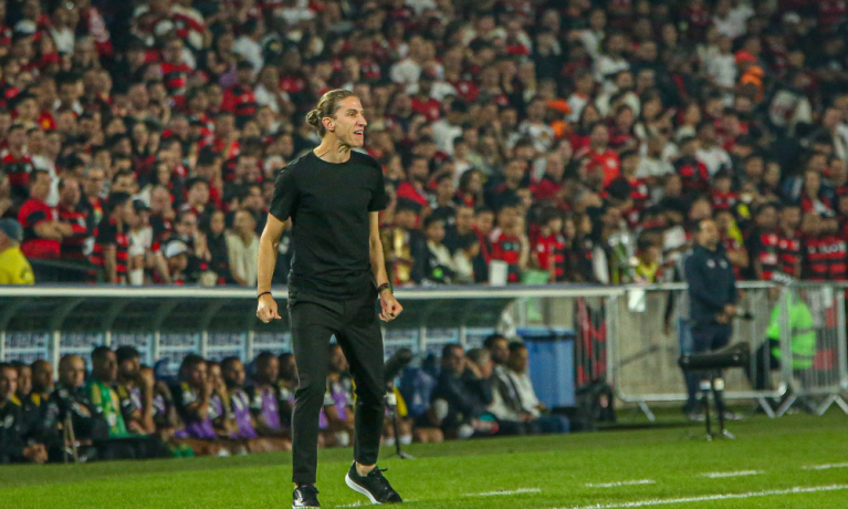 Técnico Filipe Luís, do Flamengo, na partida de ida entre Flamengo e Atlético Mineiro pelas oitavas de final da Copa do Brasil 2025, realizada no Estádio do Maracanã, na zona norte do Rio de Janeiro, na noite desta quinta- feira (31)