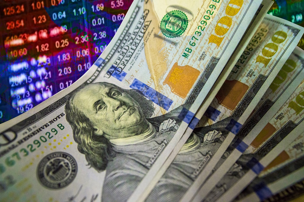 Dólar fecha em queda após reação do STF a sanções contra Moraes; Ibovespa tem leve alta com bancos