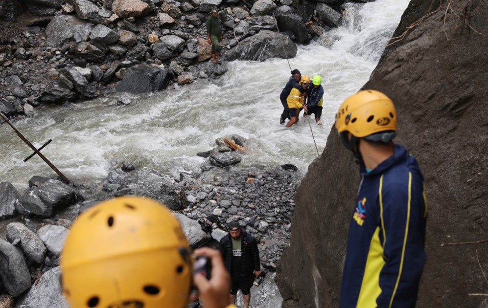 Equipes de resgate em ação após um temporal perto de Harsil, no distrito de Uttarkashi, estado de Uttarakhand, norte da Índia, em 9 de agosto de 2025. A Autoridade de Gestão de Desastres do Estado de Uttarakhand confirmou que mais de 800 pessoas foram resgatadas desde que um forte temporal atingiu a área de Dharali, no distrito de Uttarkashi, em 5 de agosto, provocando enchentes repentinas que devastaram uma vila e deixaram várias pessoas mortas. (Inundações) EFE/EPA/RAJAT GUPTA