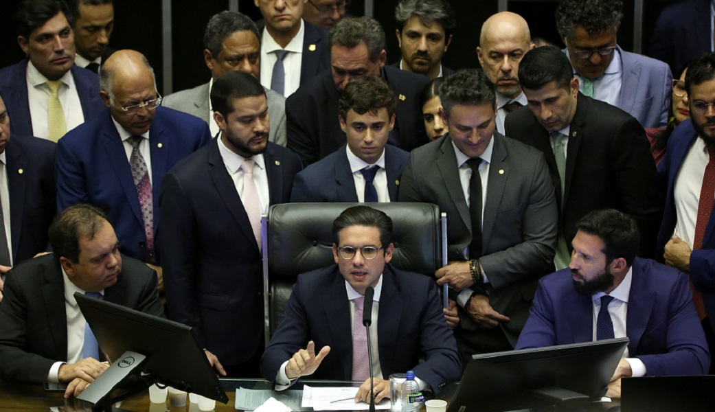 Motta retoma cadeira na Câmara: 'País deve estar em primeiro lugar e não projetos pessoais'