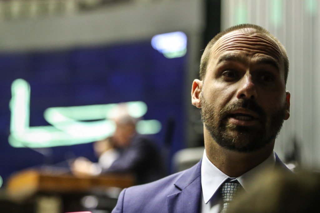 Eduardo Bolsonaro pede a Hugo Motta para exercer mandato dos EUA