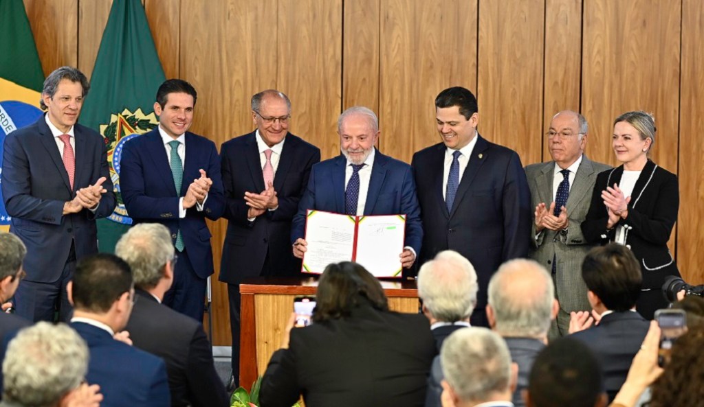 Lula pede votação rápida no Congresso das medidas para mitigar o tarifaço de Trump