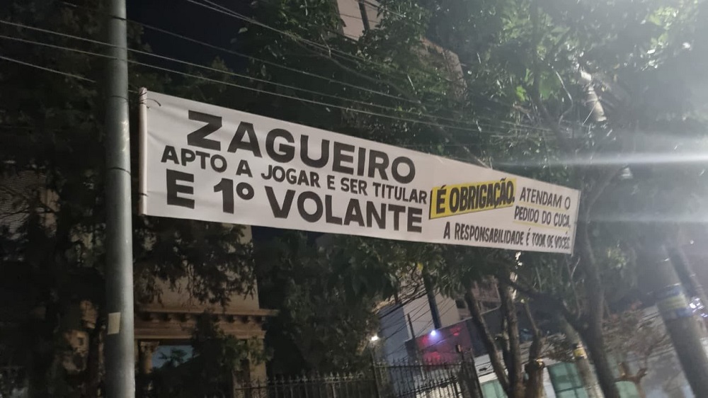 Torcida do Atlético-MG exibe faixas perto da sede do clube para cobrar contratações de reforços