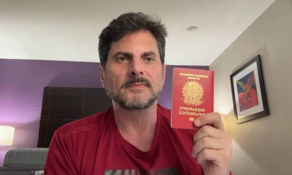 Senador Marcos do Val (Podemos-ES) mostra passaportes durante live - Marcos do Val/Youtube