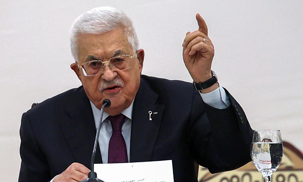 O presidente da Autoridade Palestina, Mahmoud Abbas, discursa durante a 32ª sessão do Conselho Central da Organização para a Libertação da Palestina (OLP), em Ramallah, em 23 de abril de 2025. O presidente palestino, Mahmud Abbas, instou o Hamas a libertar todos os reféns em Gaza, afirmando que a prisão deles fornecia a Israel "desculpas" para atacar o território, enquanto equipes de resgate recuperavam corpos carbonizados de um ataque israelense. (Foto de Zain JAAFAR / AFP)