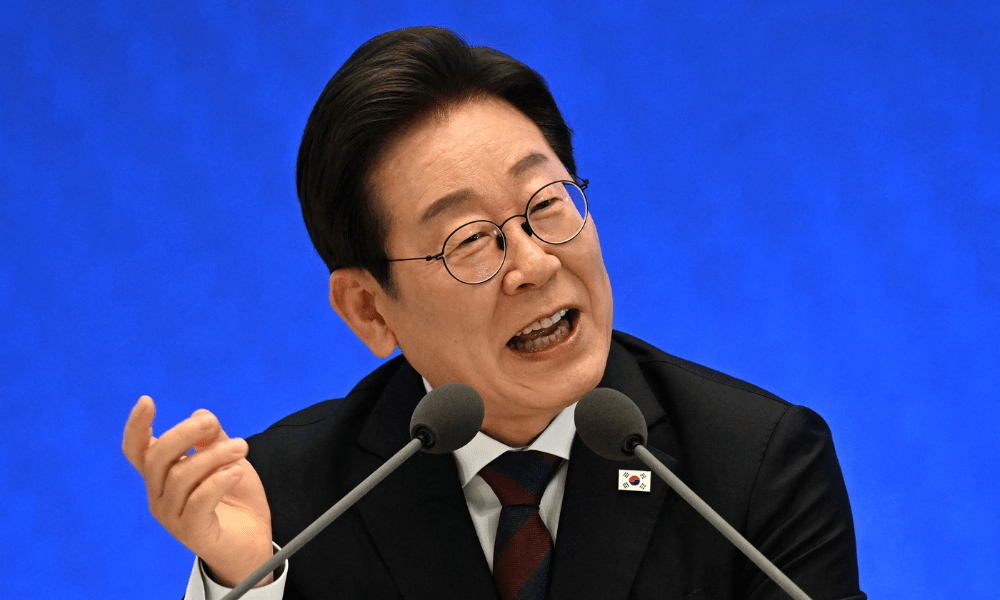 O presidente sul-coreano Lee Jae Myung discursa durante uma coletiva de imprensa para marcar seus primeiros 30 dias no cargo na Casa Azul em Seul, em 3 de julho de 2025. (Foto de KIM Min-Hee / POOL / AFP)