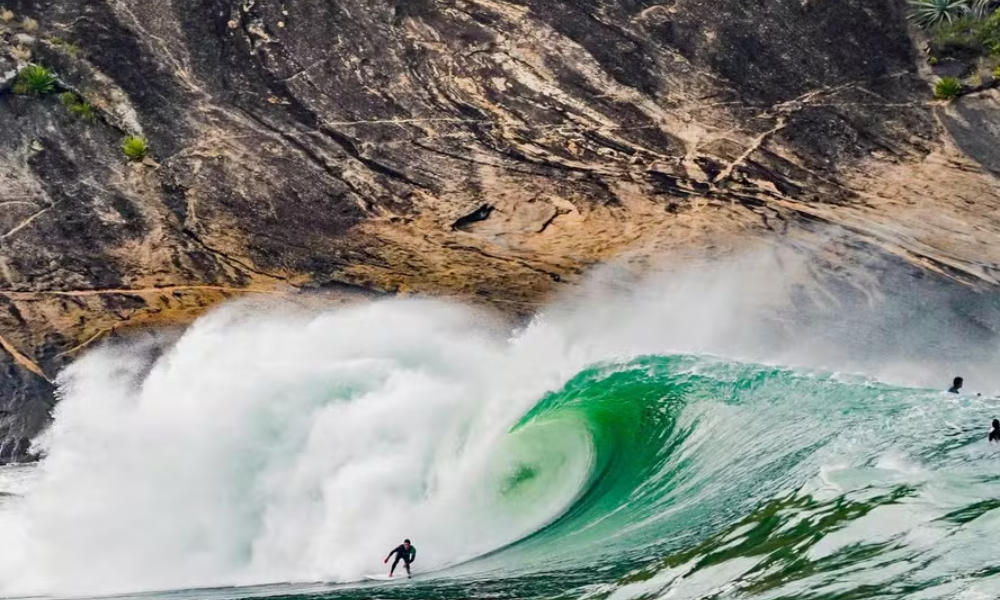 O Itacoatiara Big Wave será realizado neste domingo (17), na Praia de Itacoatiara, em Niterói: previsão de ondas grandes, mas não extremas — Foto: Divulgação/Tony D'Andrea
