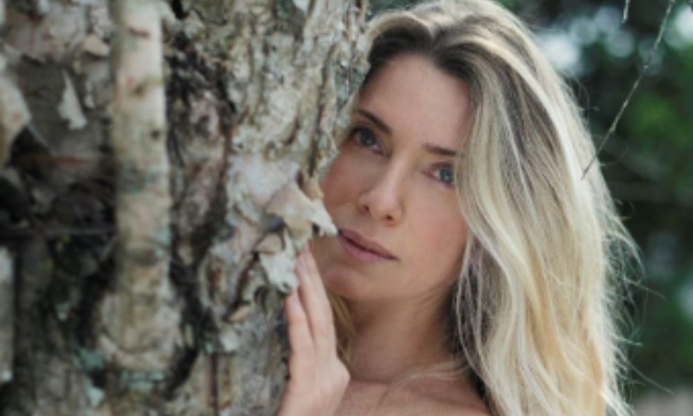 Letícia Spiller posa nua e recebe elogios nas redes sociais: ‘Muito gata’