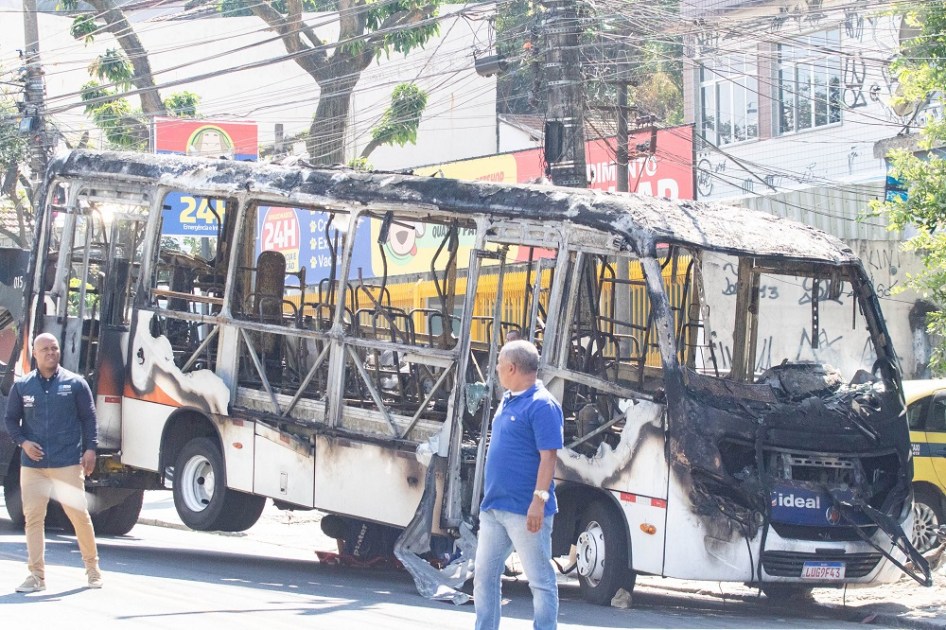 Ôniubus queimado por criminosos durante operação policial no Rio de Janeiro