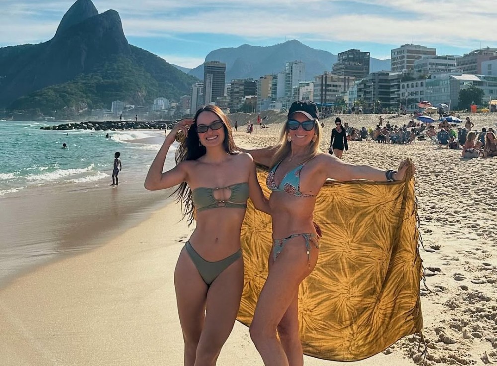 Helô Pinheiro, a eterna 'Garota de Ipanema', posa de biquíni com sua neta na praia