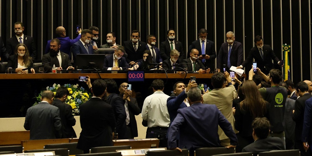 Alcolumbre diz que oposição faz ‘ação arbitrária’ ao ocupar mesas da Câmara e Senado; sessões são canceladas