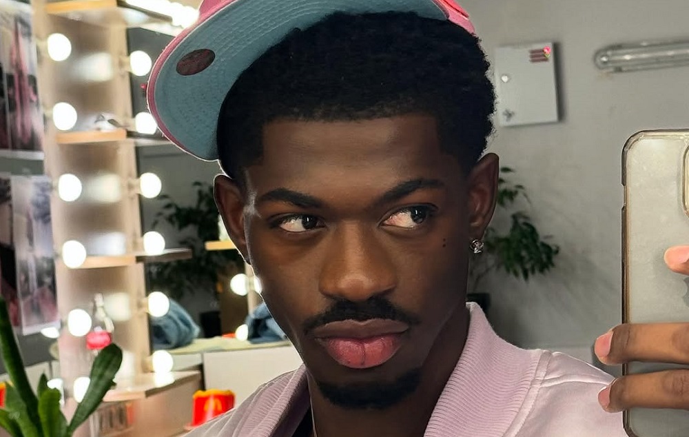 Rapper Lil Nas X é preso em Los Angeles por andar seminu