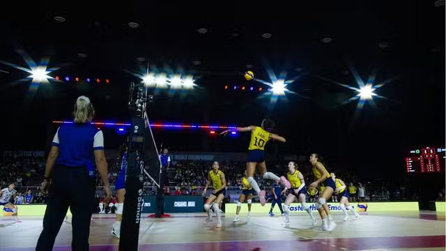 Em quadra com iluminação criticada, Brasil estreia com vitória no Mundial feminino de vôlei