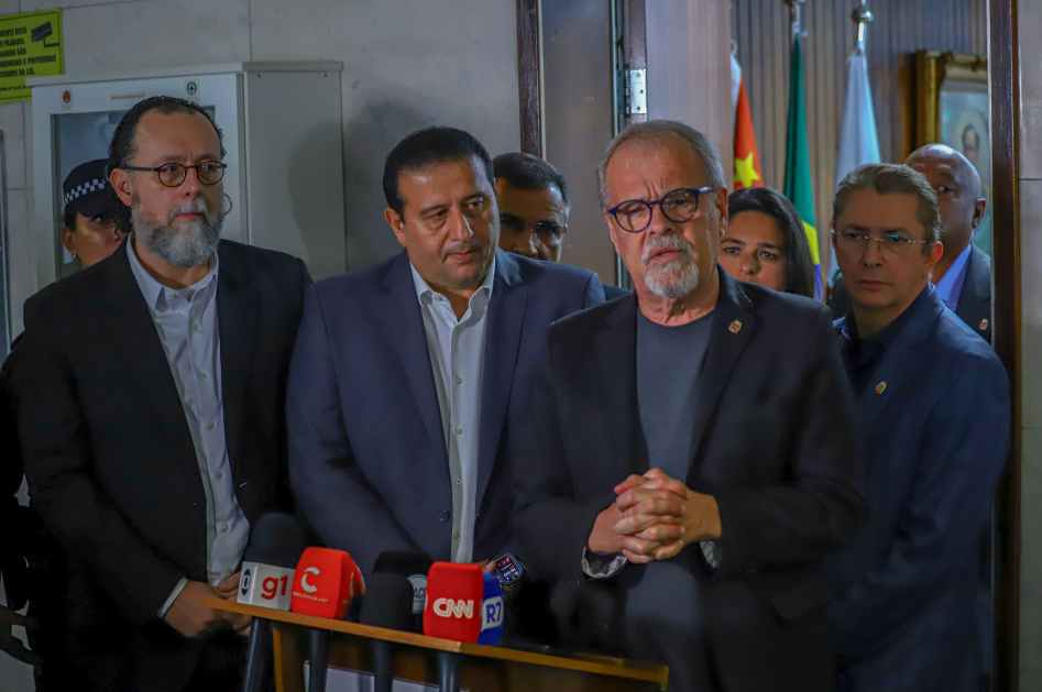 Ricardo Teixeira (terceiro da esquerda para a direita) , presidente da Câmara de São Paulo, fala com a imprensa