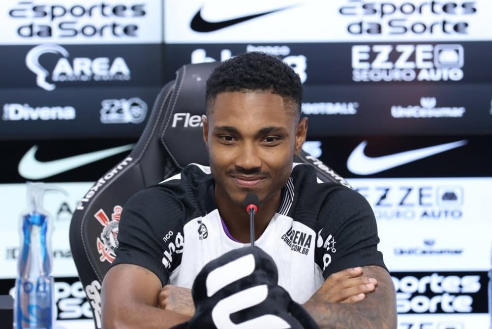 Vitinho é apresentado no Corinthians e pede tempo para estrear: 'Estou há dois meses sem jogar'