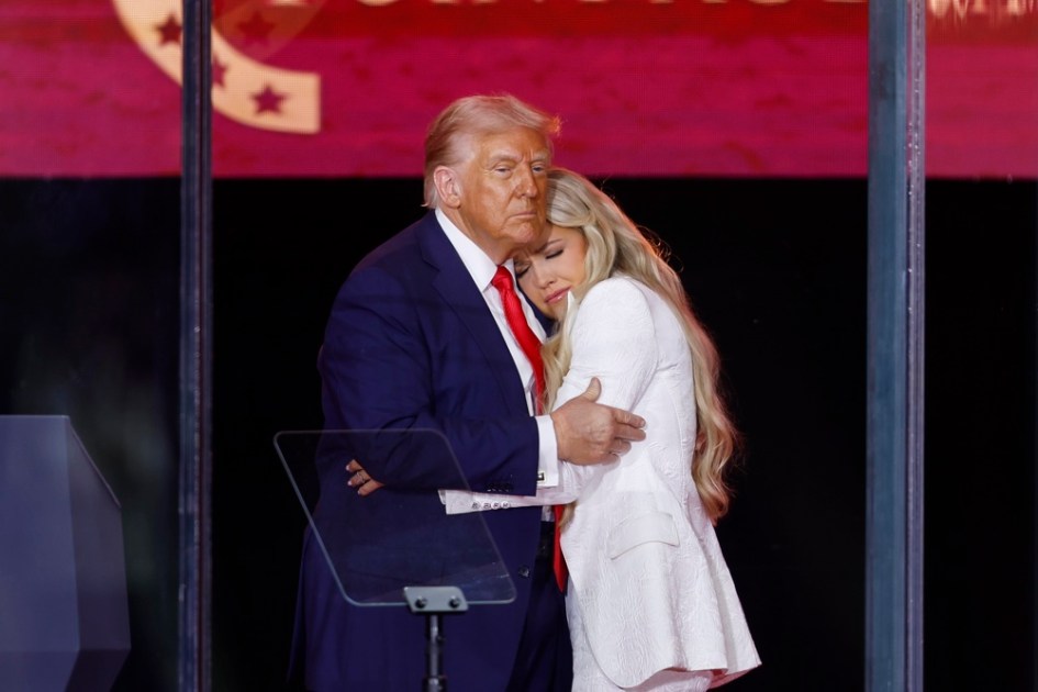 O presidente norte-americano Donald Trump (esq.) abraça Erika Kirk (dir.), viúva de Charlie Kirk, durante homenagem ao ativista no estádio State Farm, no Arizona