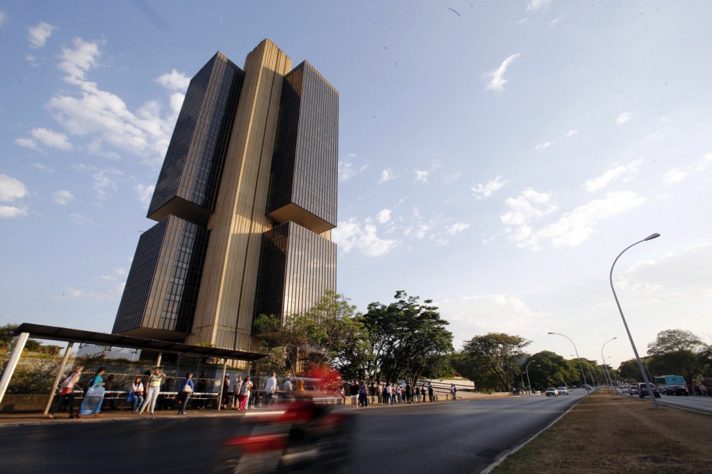 Banco Central projeta desaceleração do PIB e inflação acima da meta até 2028