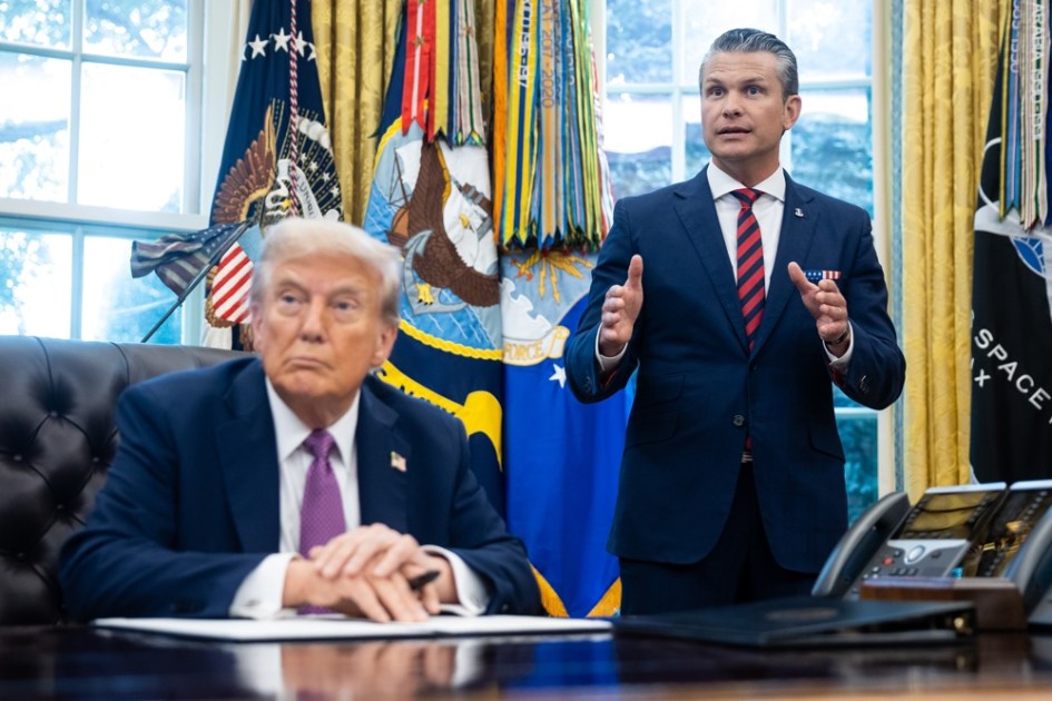 O secretário de Defesa Pete Hegseth (à dir.) fala durante coletiva do presidente dos EUA, Donald Trump, no Salão Oval da Casa Branca