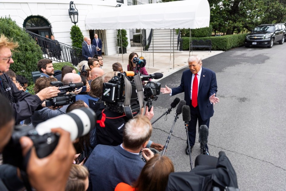 Donald Trump fala com repórteres ao deixar a Casa Branca para uma visita de Estado de três dias ao Reino Unido