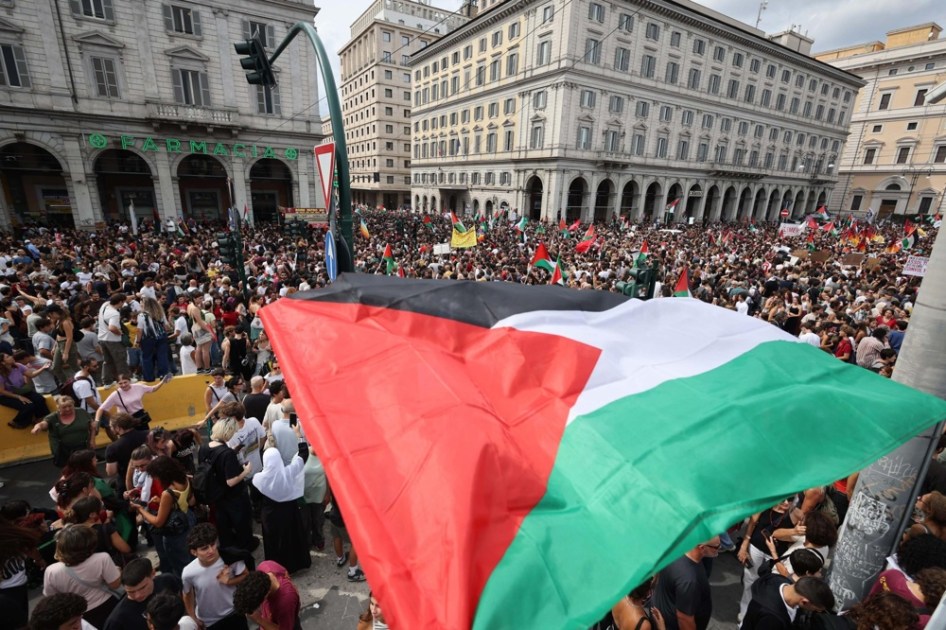 Pessoas se reúnem perto da estação ferroviária Termini, em Roma, durante uma greve nacional, em solidariedade aos palestinos em Gaza