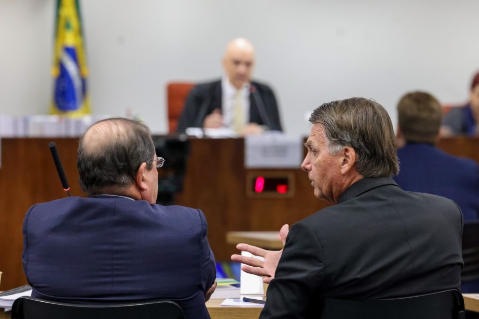 Jair BOlsonaro conversa com seu advogado