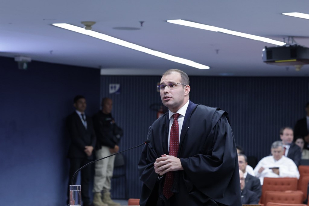 Ex-ministro da Defesa atuou para demover Bolsonaro de iniciativas golpistas, afirma advogado