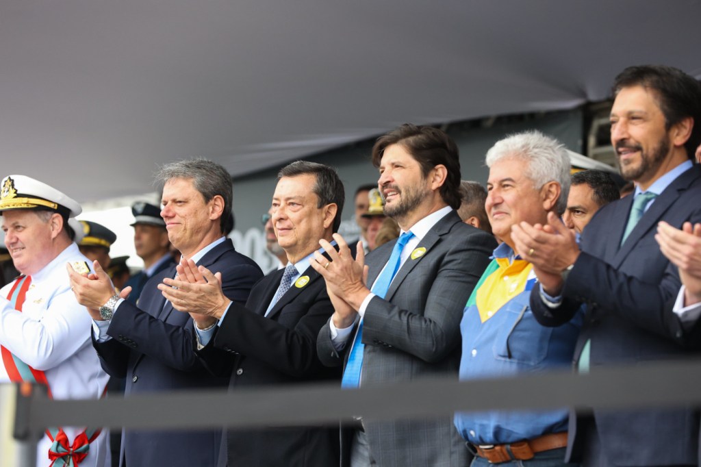 Antes de manifestação na Paulista, Tarcísio e Nunes assistem a desfile do 7 de Setembro juntos pelo 3º ano seguido